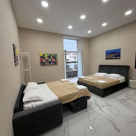 Valentino Caracciolo 105 * Νάπολη