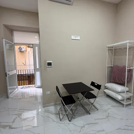 Valentino Caracciolo 105 * Νάπολη